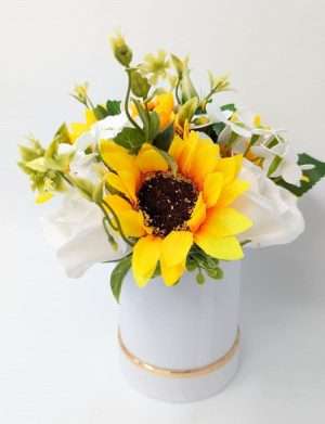 Aranjament cu flori de matase si sapun, galben-alb – DSPH404001