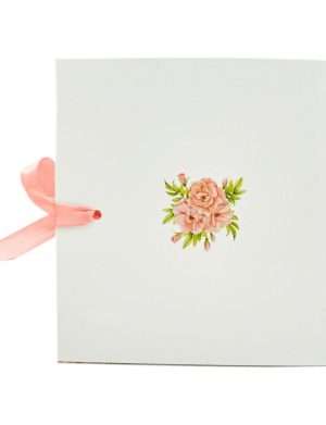 Invitatie nunta tip Carte, cu fundita, flori in nuante de roz, fuzzy pink, dust pink si miri – MIBC404005