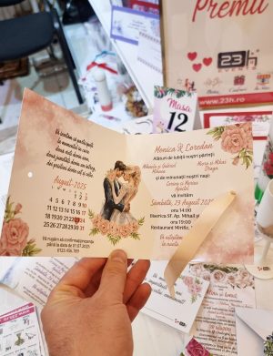 Invitatie nunta tip Carte, cu fundita, flori in nuante de roz, fuzzy pink, dust pink si miri – MIBC404005