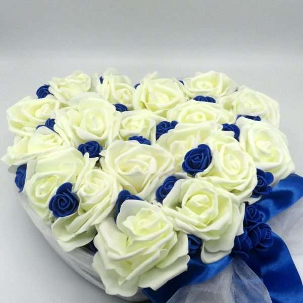 Decor masina pentru nunta cu tulle si trandafiri din spuma, albastru alb ILIF406007 (1)