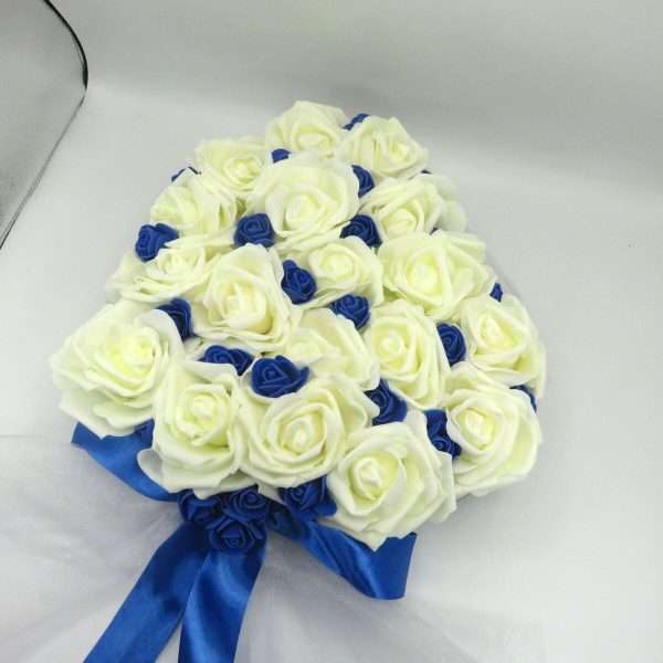 Decor masina pentru nunta cu tulle si trandafiri din spuma, albastru alb ILIF406007 (6)