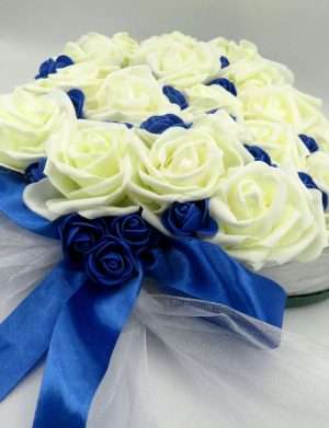 Decor masina pentru nunta cu tulle si trandafiri din spuma, albastru-alb – ILIF406007