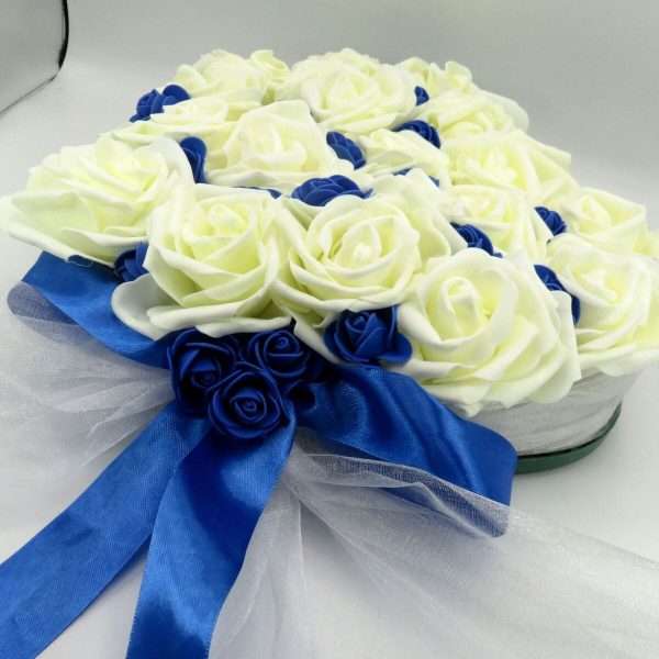 Decor masina pentru nunta cu tulle si trandafiri din spuma, albastru alb ILIF406007 (7)