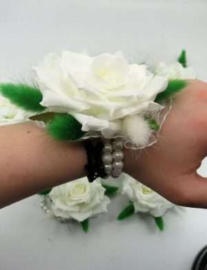 Bratara corsaj pentru domnisoara de onoare, trandafir de matase si lagurus alb/verde – ILIF406015