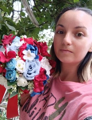 Buchet mireasa cu flori de matase, albastru & rosu – FEIS407018