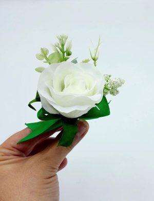 Cocarda de pus in piept cu trandafir de matase, alb&verde – FEIS407016