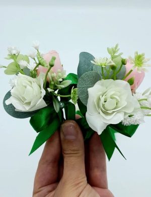 Cocarda de pus in piept cu trandafir de matase, alb&verde&roz – FEIS407017