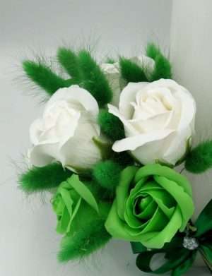 Lumanare nunta – aniversare 25 ani, decorata cu flori de sapun, verde-alb – ILIF407007