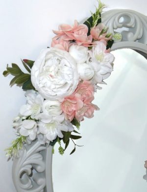 Oglinda miresei, forma ovala in stil victorian, lucrata cu flori de matase, roz piersica si alb – ILIF407019