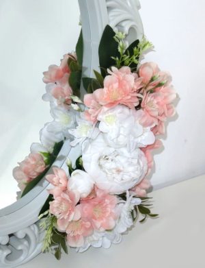Oglinda miresei, forma ovala in stil victorian, lucrata cu flori de matase, roz piersica si alb – ILIF407019