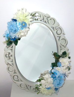 Oglinda miresei, forma ovala in stil victorian, lucrata cu flori de matase, model alb-bleu – ILIF408022