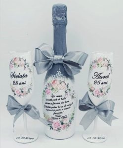 Cadou Nuntă de Argint, sticlă spumant și 2 pahare decorate manual, model deosebit FEIS502009