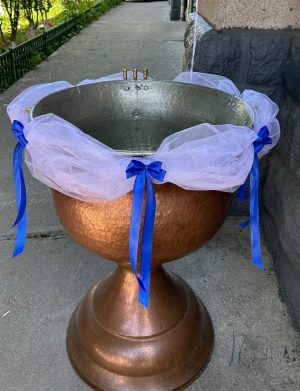 Aranjament cristelniță, tulle și fundițe satin – AMB501001