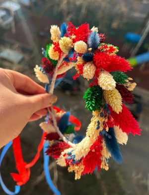 Coroniță din flori uscate – model reglabil, cromatică alb-roșu-albastru-verde – AMB506003