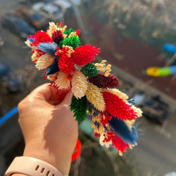 Coroniță din flori uscate – model reglabil, cromatică alb-roșu-albastru-verde - AMB506003 - Image 3