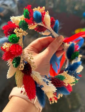 Coroniță din flori uscate – model reglabil, cromatică alb-roșu-albastru-verde – AMB506003