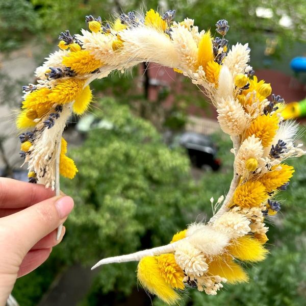 Coroniță din flori uscate – pe bază fixă, cromatică alb-galben - AMB506002 - Image 4