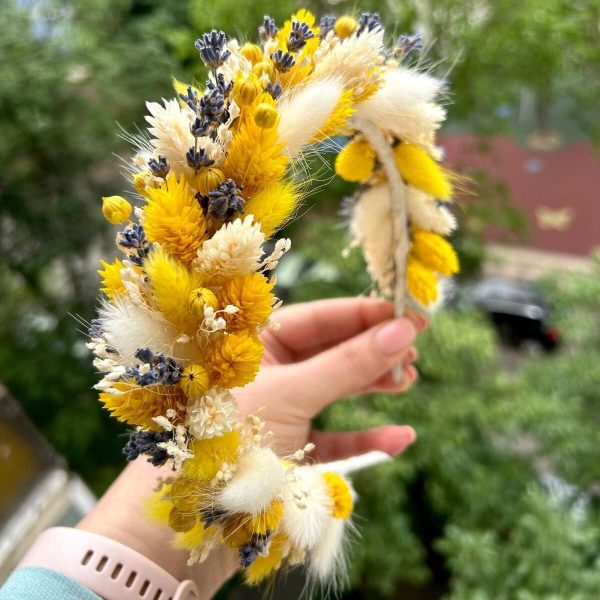Coroniță din flori uscate – pe bază fixă, cromatică alb-galben - AMB506002 - Image 2