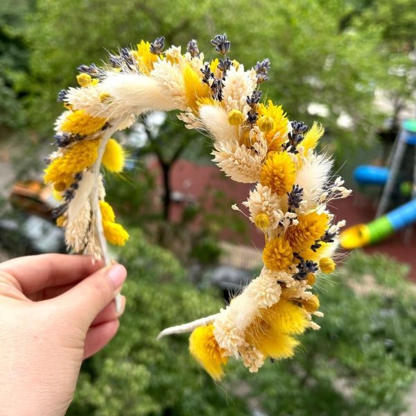 Coroniță din flori uscate – pe bază fixă, cromatică alb-galben - AMB506002 - Image 3