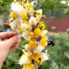 Coroniță din flori uscate – pe bază fixă, cromatică alb-galben - AMB506002 - imagine 5
