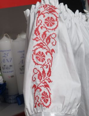Camasă cu motive traditionale-roșu, din material poplin twill, bumbac 100%, mânecă scurtă – LLDJ506001