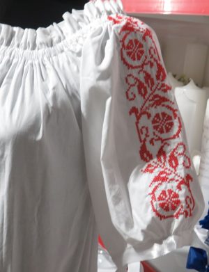 Camasă cu motive traditionale-roșu, din material poplin twill, bumbac 100%, mânecă scurtă – LLDJ506001