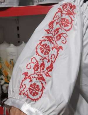 Camasă cu motive traditionale-roșu, din material poplin twill, bumbac 100%, mânecă scurtă – LLDJ506001