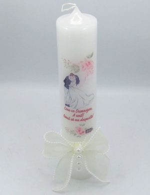 Lumânare nuntă cu ilustrație miri și mesaj + decorațiune albă, model nepersonalizat – ILIF506046