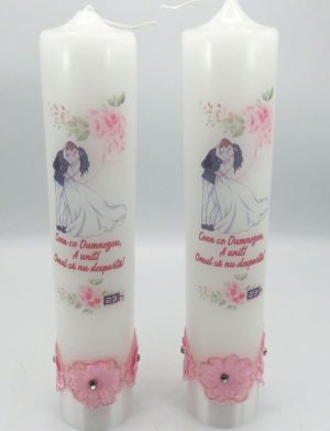 Lumânare nuntă cu ilustrație miri și mesaj + decorațiune roz, model nepersonalizat – ILIF506045