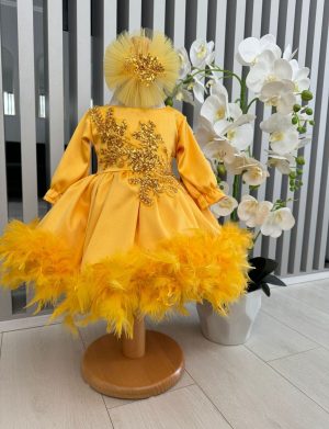 Rochiță botez fetiță – model cu pene, galben, mânecă lungă – ILIF506075