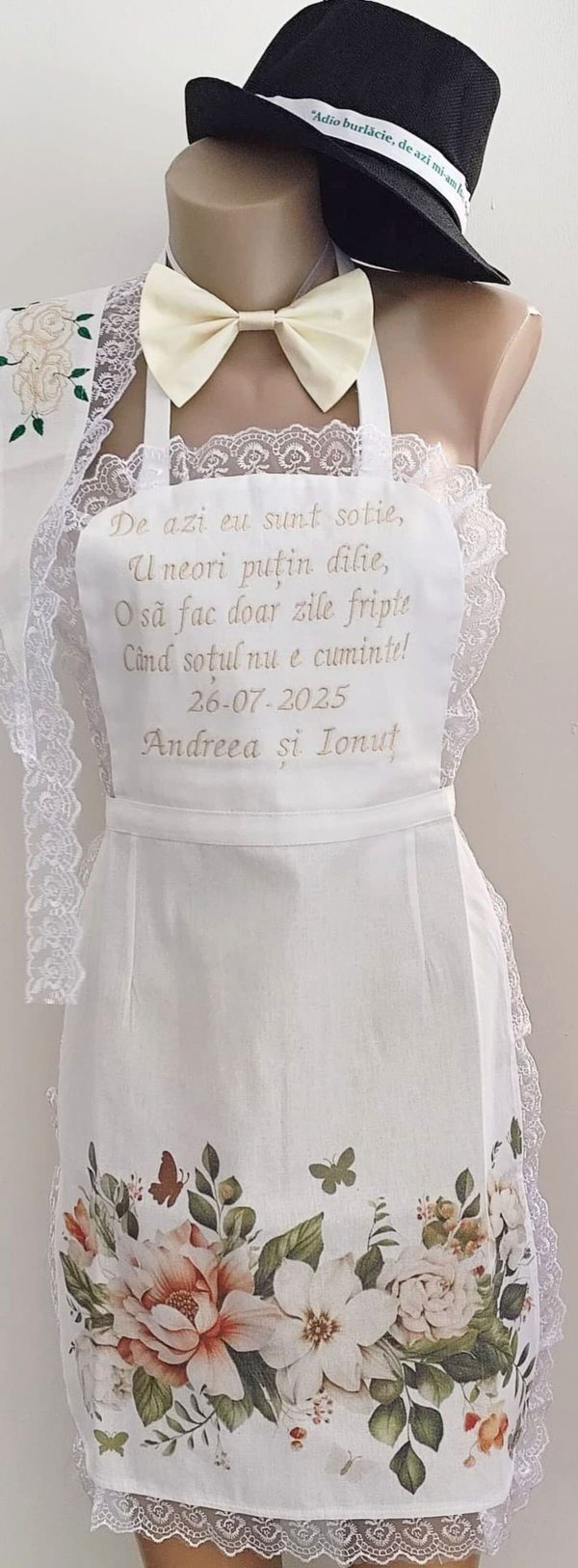 Set dezgătit mire și mireasa 4 piese, model floral cu broderie crem Personalizat, palarie cu mesaj - ODIS506001 - imagine 7
