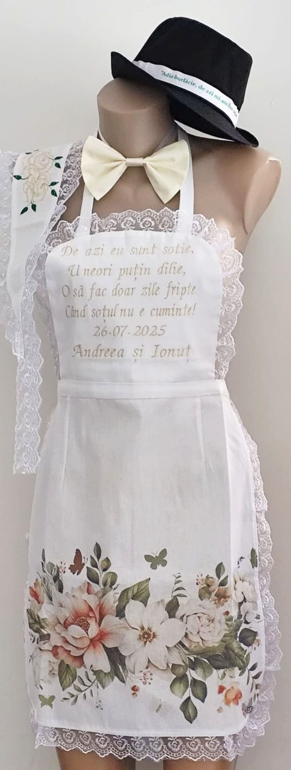 Set dezgătit mire și mireasa 4 piese, model floral cu broderie crem Personalizat, palarie cu mesaj - ODIS506001 - imagine 5