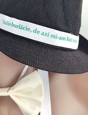 Set dezgătit mire și mireasa 4 piese, model floral cu broderie crem Personalizat, palarie cu mesaj – ODIS506001