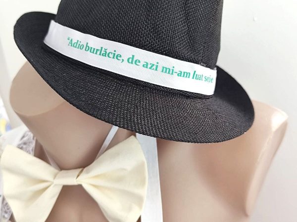 Set dezgătit mire și mireasa 4 piese, model floral cu broderie crem Personalizat, palarie cu mesaj - ODIS506001 - imagine 4