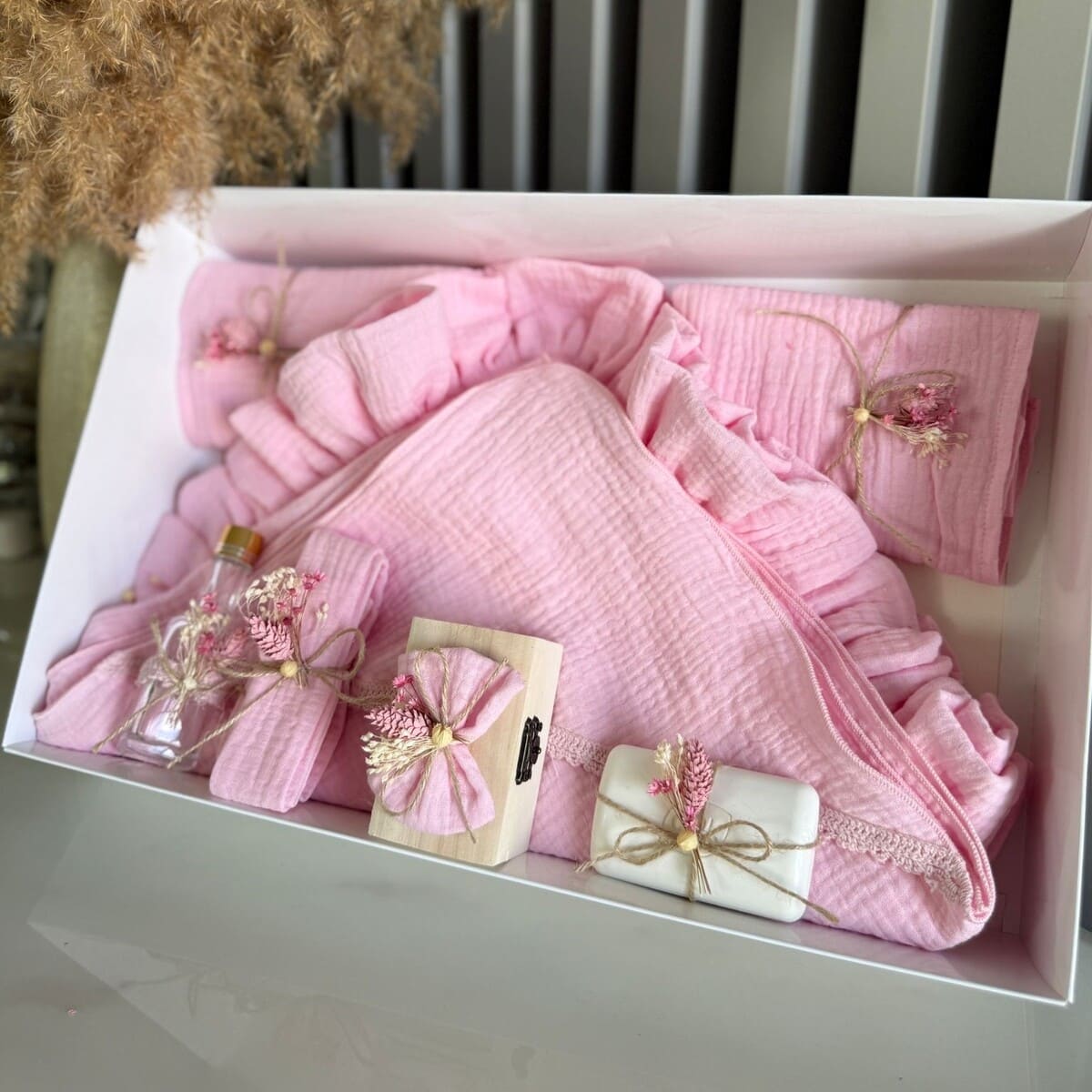 Trusou botez din muselina roz cu 8 piese ILIF506056 1