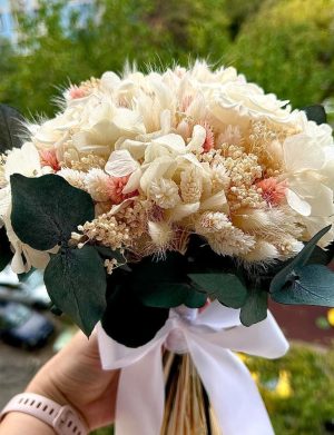 Buchet mireasă cu flori criogenate albe, model deosebit cu eucalipt criogenat – AMB507007