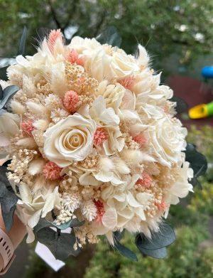 Buchet mireasă cu flori criogenate albe, model deosebit cu eucalipt criogenat – AMB507007