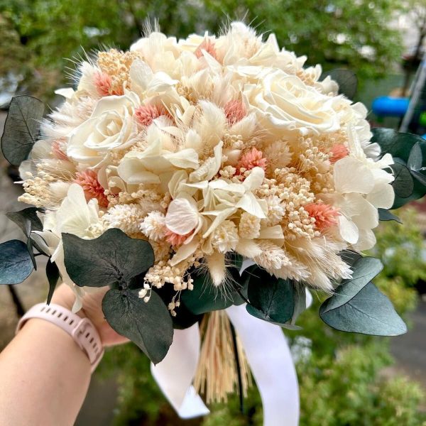 Buchet mireasă cu flori criogenate albe, model deosebit cu eucalipt criogenat - AMB507007 - imagine 2