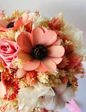 Buchet mireasă/nașă cu flori criogenate și flori uscate, cromatică alb-roz – AMB507002