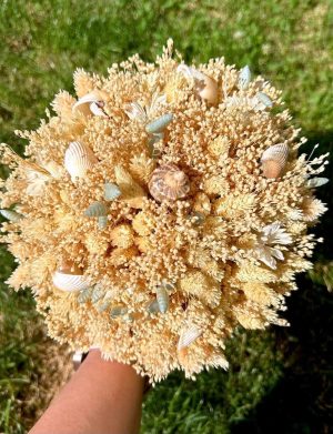 Buchet mireasă/nașă în cromatică alb-crem, cu scoici, tematică marină – AMB507005