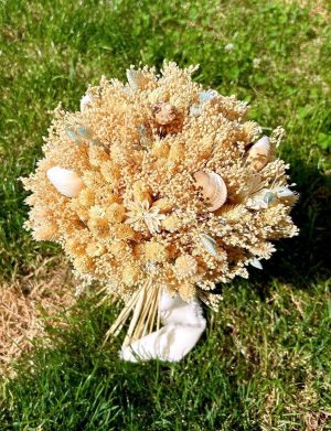 Buchet mireasă/nașă în cromatică alb-crem, cu scoici, tematică marină – AMB507005