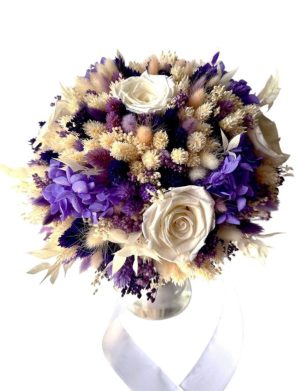 Buchet mireasă/nașă în cromatică alb-lila, trandafiri albi/crem – AMB507008