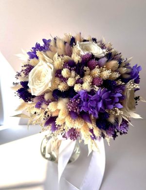 Buchet mireasă/nașă în cromatică alb-lila, trandafiri albi/crem – AMB507008