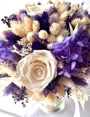Buchet mireasă/nașă în cromatică alb-lila, trandafiri albi/crem – AMB507008