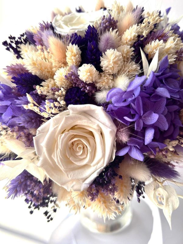 Buchet mireasă/nașă în cromatică alb-lila, trandafiri albi/crem - AMB507008 - imagine 4