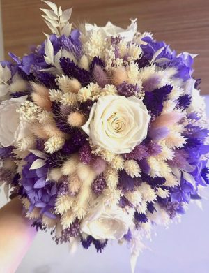 Buchet mireasă/nașă în cromatică alb-lila, trandafiri albi/crem – AMB507008