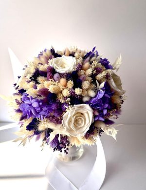 Buchet mireasă/nașă în cromatică alb-lila, trandafiri albi/crem – AMB507008