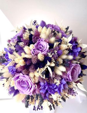 Buchet mireasă/nașă în cromatică alb-lila, trandafiri lila/mov – AMB507009