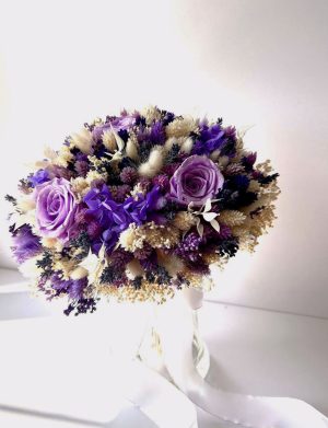 Buchet mireasă/nașă în cromatică alb-lila, trandafiri lila/mov – AMB507009