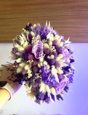 Buchet mireasă/nașă în cromatică alb-lila, trandafiri lila/mov – AMB507009